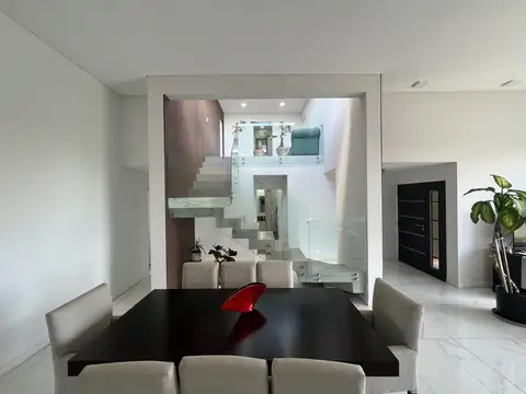 Casa 5 ambientes con 4 baños