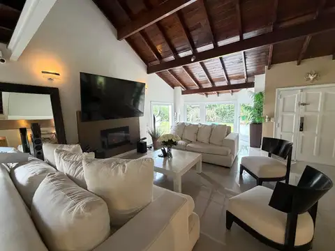 Casa en Venta con 4 cocheras