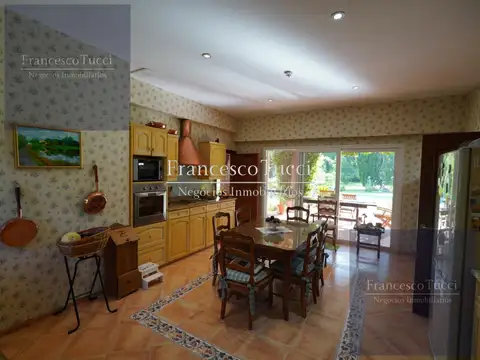 Casa en Venta con 2 cocheras