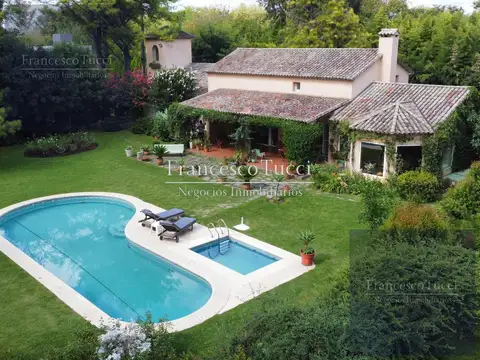 Casa en venta 7 ambientes con pileta y jardín San Diego C.C