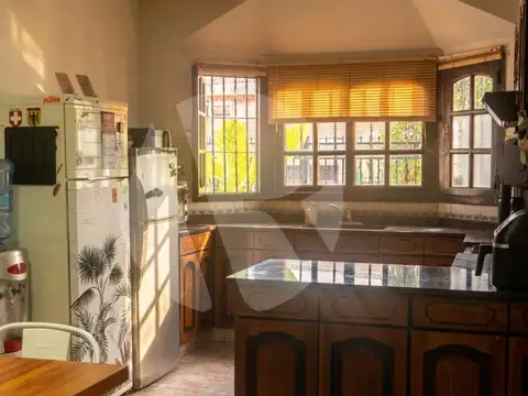 VENTA - CASA 5 AMBIENTES - GARAGE Y PILETA - CASTELAR