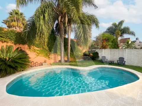 VENTA - CASA 5 AMBIENTES - GARAGE Y PILETA - CASTELAR