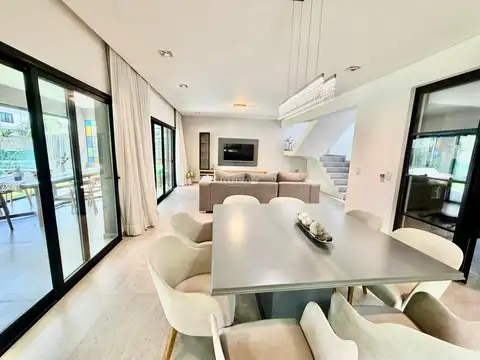 Casa en Venta con 4 cocheras