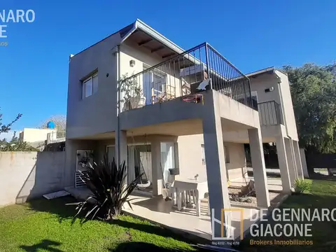 Casa 4 ambientes con 2 baños