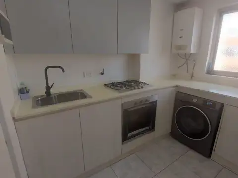 Departamento 3 ambientes con balcón  muy bueno