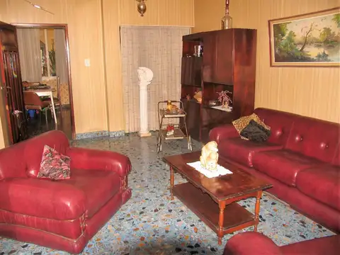 Casa 5 ambientes con 1 baño
