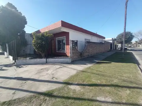 VENTA CASA 3 AMB PATIO JARDIN GARAGE SAN MIGUEL