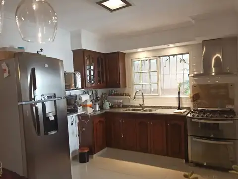 Casa 5 ambientes con 3 baños