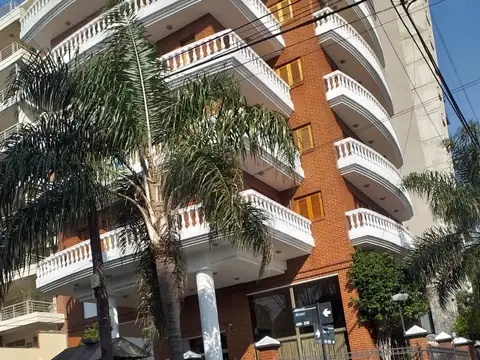 EXCELENTE PISO  CON DOS COCHERAS EN QUILMES CENTRO. 