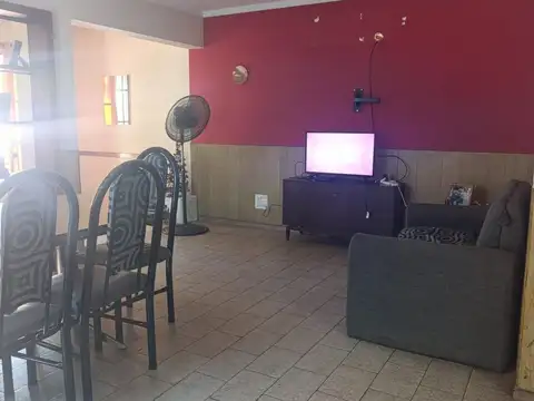 Casa 6 ambientes con 2 baños