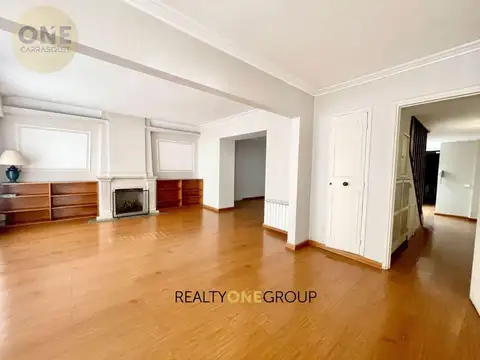Casa clasica amplia de 3 dormitorios con jardin y garage