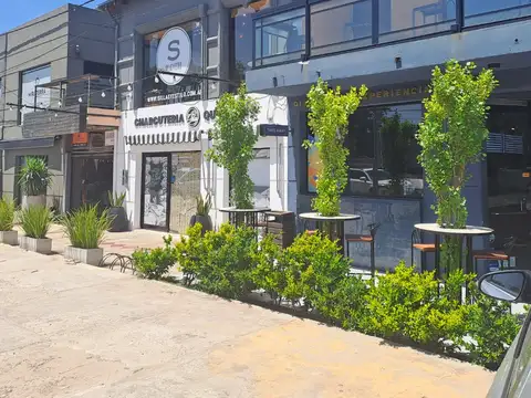 #ALQUILER  Funes  "LOCALES y OFICINAS" AMPLIOS  divisibles ,  plena vista    + Info Wsp: 341