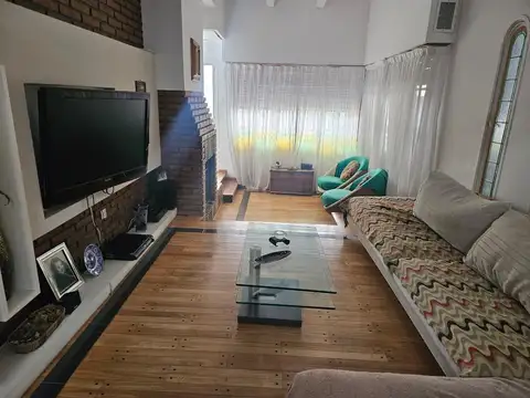 1RO DE JUNIO 416 VENDE CASA DE 3 DORMITORIOS CON COCHERA