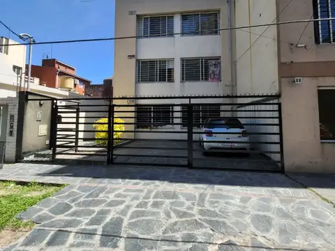 Monoambiente apto profesional en planta baja con cochera. Excelente Ubicación.