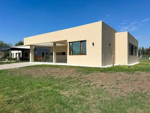 Casa 4 ambientes con 4 baños
