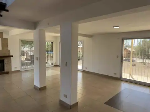 Casa 8 ambientes con 3 baños