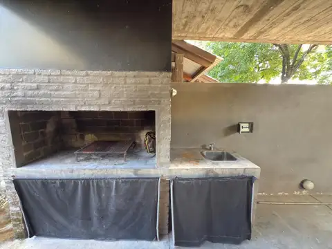 Alquiler casa de 2 plantas con 2 dormitorios, pileta y cochera, Funes