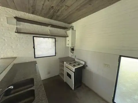 Alquiler casa de 2 plantas con 2 dormitorios, pileta y cochera, Funes