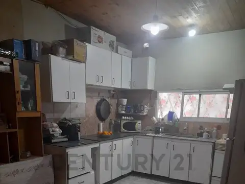 VENTA - CASA CON PILETA -  PEREZ
