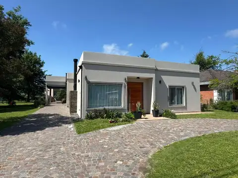 Casa 4 Amb. 172 m² en Lote de 820 m² - Pileta de Natación - Club De Campo Las Perdices