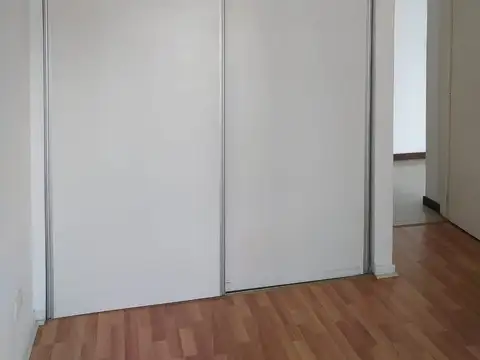 2 AMBIENTES CONTRAFRENTE CON BALCÓN, AMPLIA COCINA CON LAVADERO INCORPORADO, EXCELENTE UBICACIÓN SOBRE AVENIDA, A 50 MTS DE PLAZA IRLANDA, 15 AÑOS DE ANTIGUEDAD, SUPER LUMINOSO