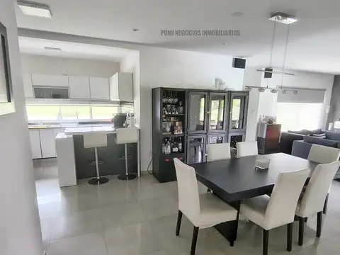 Casa en Venta con 2 cocheras