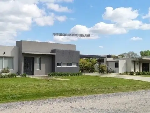 Medal Cc  Vista Al Golf. S/ 1316 m² parquizados, Casa 1 Planta Mb Detalles. Escritorio. 3 Dorm: 1 Suite C/vest. Galeria Pileta