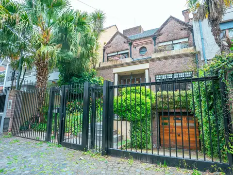 Casa en venta de 4 dormitorios y escritorio. Jardín con pileta. SUM.