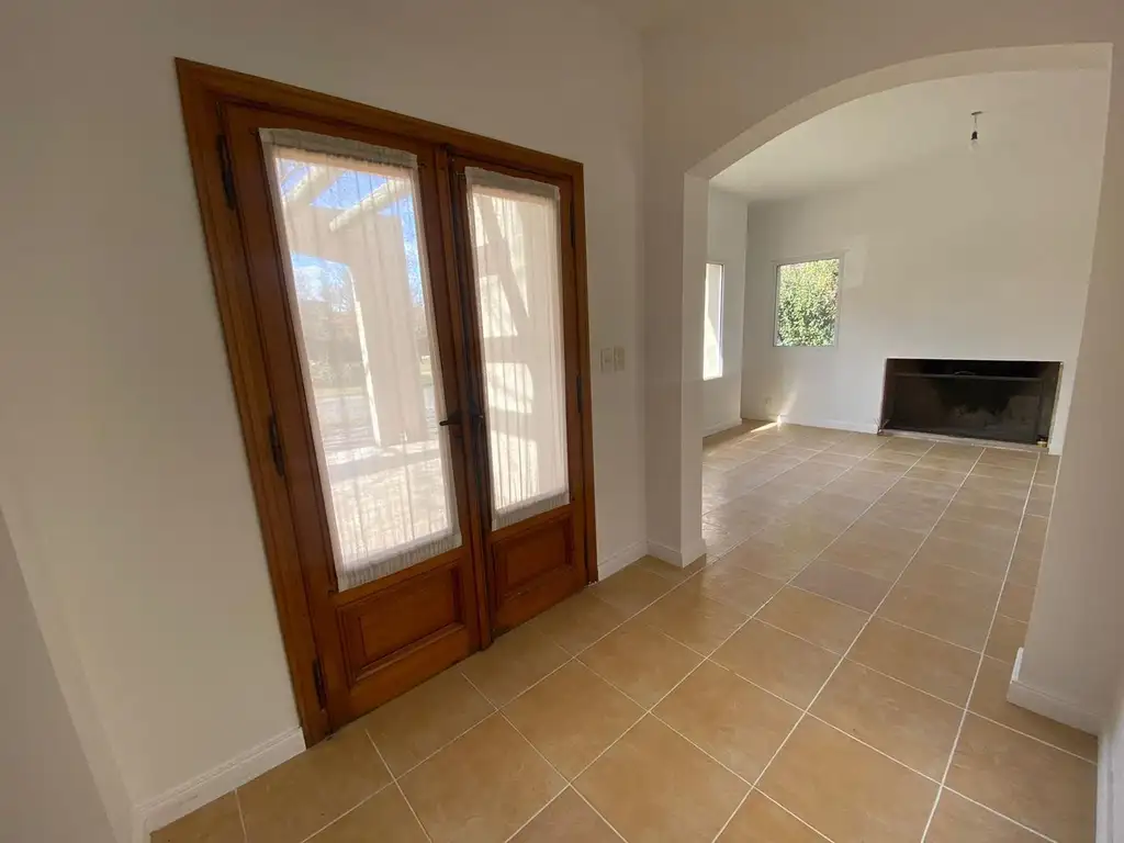 Casa - 239  m² Cubierta | 4 dormitorios | A Estrenar | 3 baños | 6 ambientes | 1 cochera