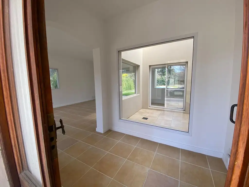 Casa en Venta - 4 dormitorios - USD 390.000