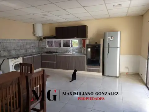 Casa 8 ambientes con 2 baños