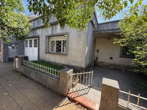 VENTA CASA 3 AMBIENTES RAMOS MEJIA LOCAL Y COCHERA
