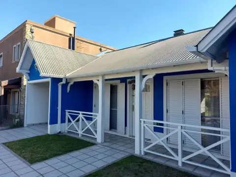 Chalet a la venta - dos dormitorios -dos baños- jardín