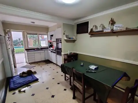 Casa 6 ambientes con fondo y piscina