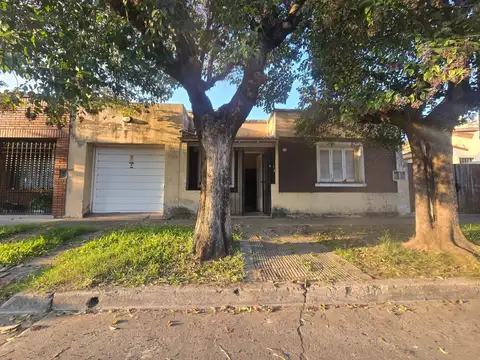 Casa 3 ambientes con garaje y patio en Morón venta
