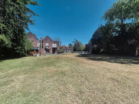 Casa en Alquiler con 2 cocheras