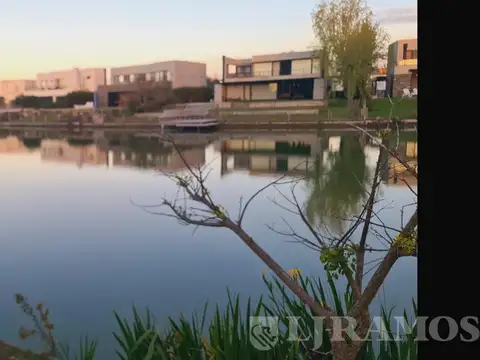 Casa con vista al agua en El Cantón Norte