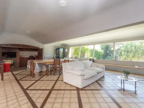 Casa en Venta con 4 cocheras