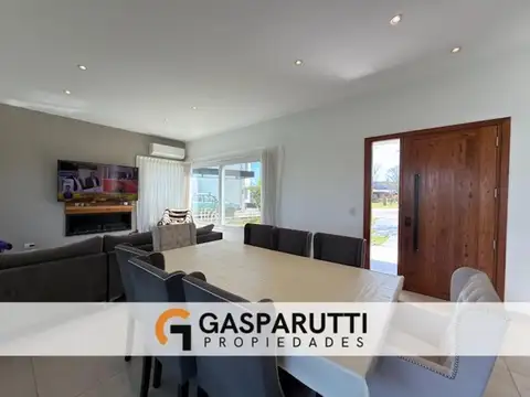 Casa 4 ambientes con 4 baños