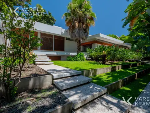 Casa en Venta con 8 cocheras