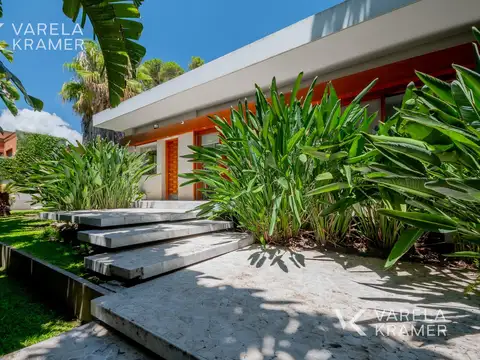 Casa 13 ambientes con 5 baños