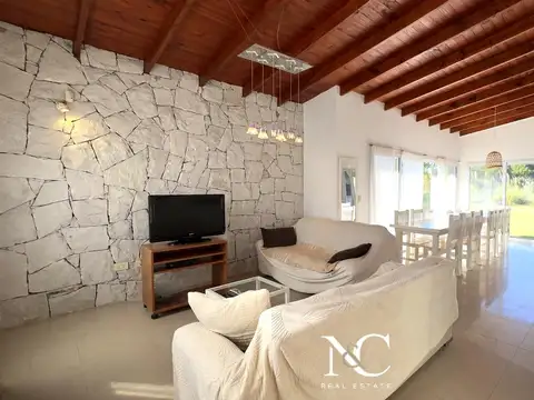 Casa 4 ambientes con 2 baños