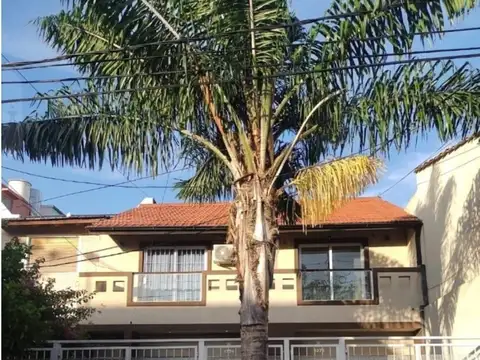 EXCELENTE DUPLEX DE 3 AMBIENTES CON COCHERA  Y PATIO TOTALMENTE RECICLADO A NUEVO. VENTA DIRECTA