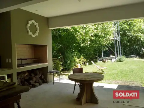 Casa 6 ambientes con 2 baños