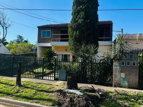 VENTA CASA 3 AMB A REFACCIONAR - PARQUE LELOIR