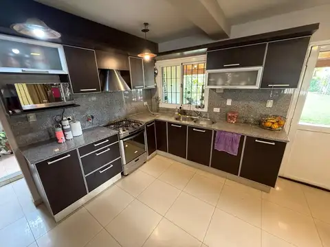 Casa 5 ambientes con 2 baños