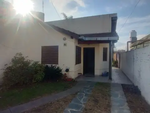 VENTA CASA 4 AMBIENTES VILLA TESEI AMPLIO TERRENO