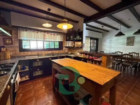 Venta Casa 5 Amb.c/ pileta. Castelar Norte