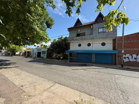 Casa con locales en venta