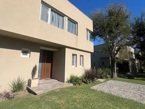 Casa en Alquiler de 4 dormitorios